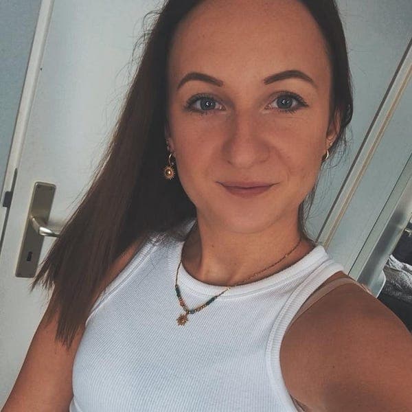 Linda, die Lindora Home gießt
